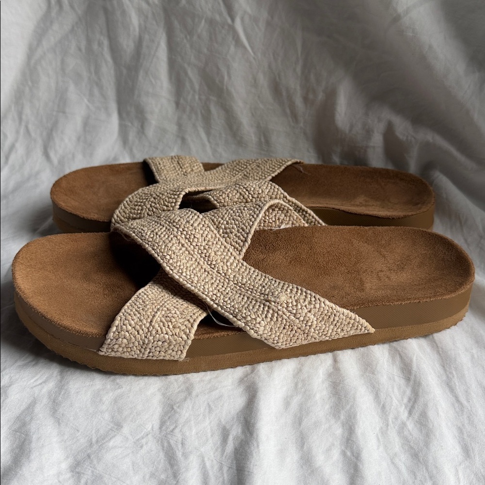 Elegant Beige Cross-Strap Sandals - Picture 3 of 6